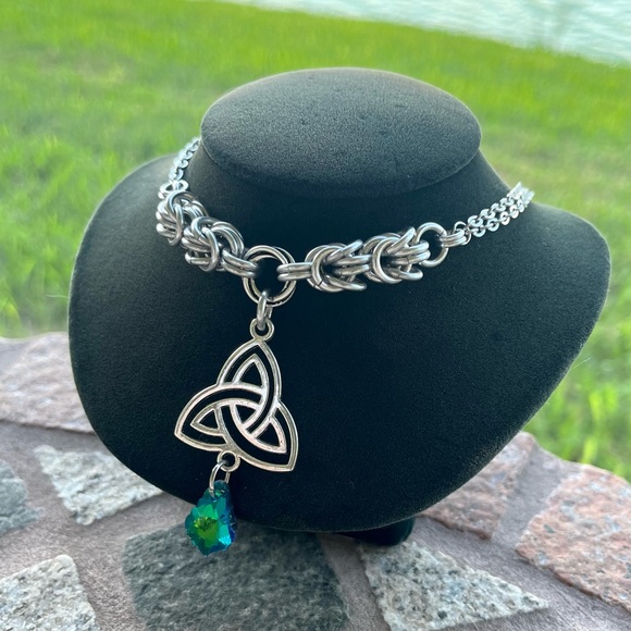 Handmade maille choker necklace celtic knot charm & green austrian crystal - Picture 11 of 16